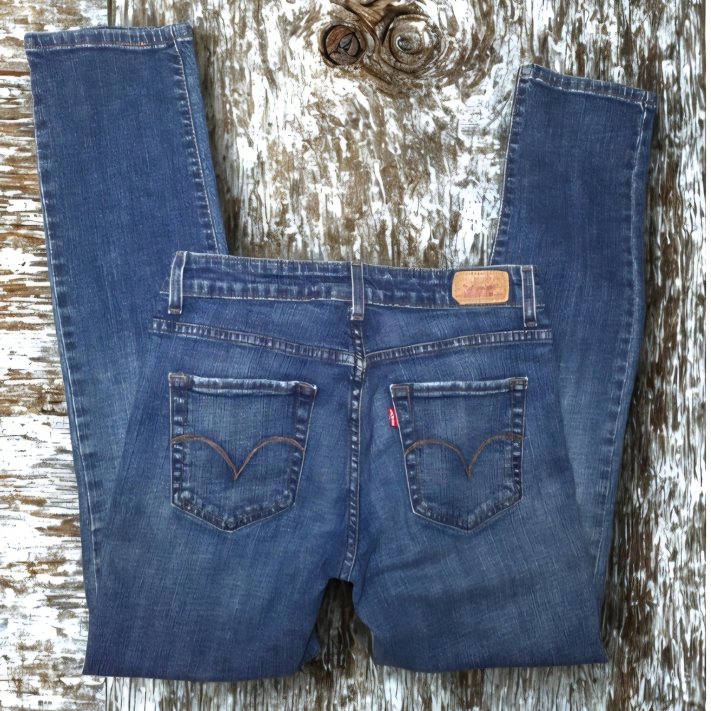 Levis Blue Jeans Mid Rise Skinny Size 8 M. Excellent used condition. Inseam: 29"